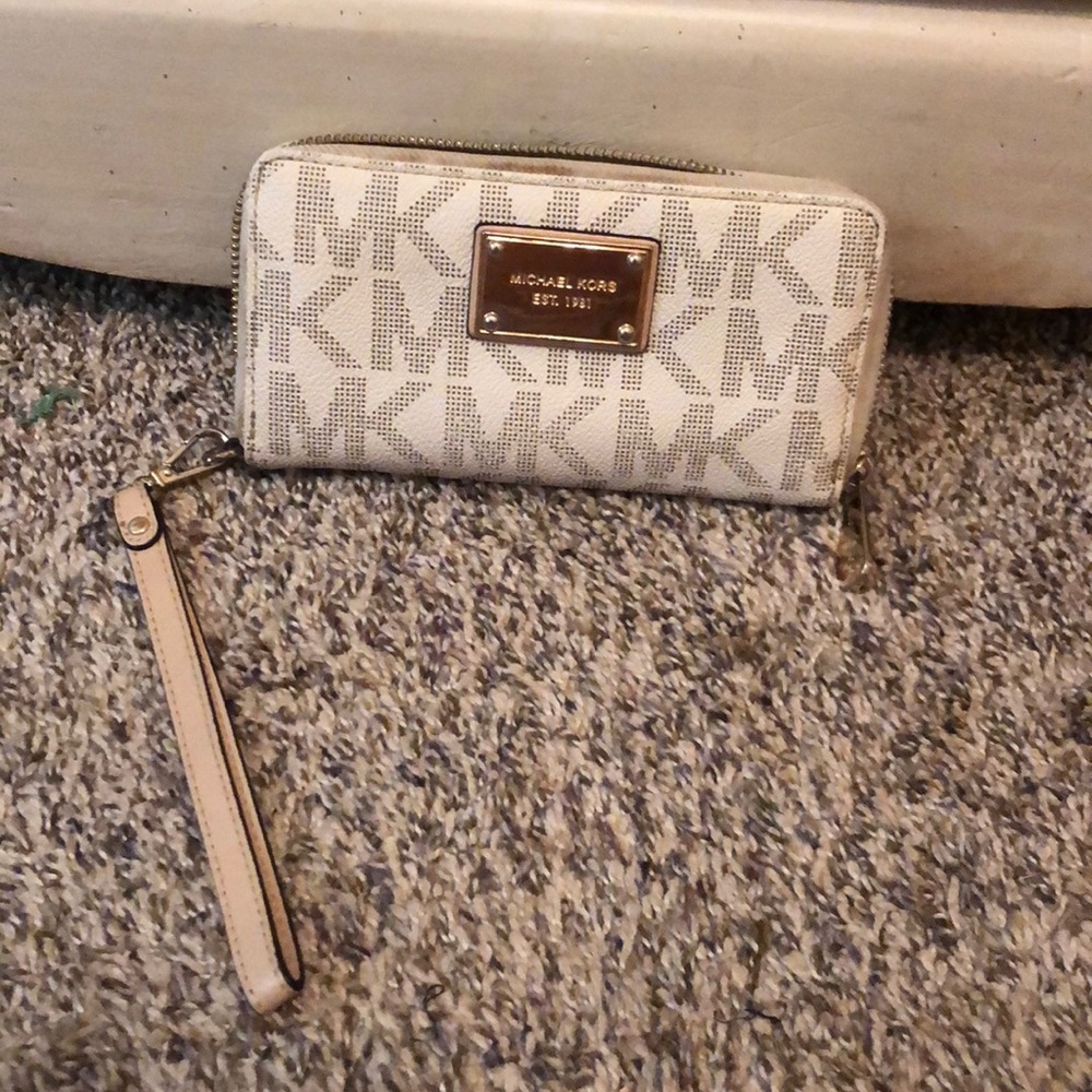 Michael kors cream wristlet